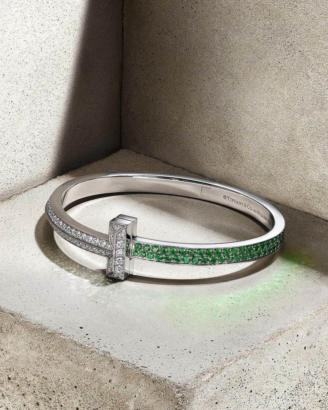 ティファニーのインスタグラム：「T1 of 186. A talisman of strength, Tiffany T1 represents individual courage and power, worn outwardly to express what lies within. In our new collaboration, Tiffany and @danielarsham created an exclusive edition of 186 bracelets as a tribute to the 186 years since our founding in New York City. Link in bio. #DanielArsham #TiffanyAndCo」