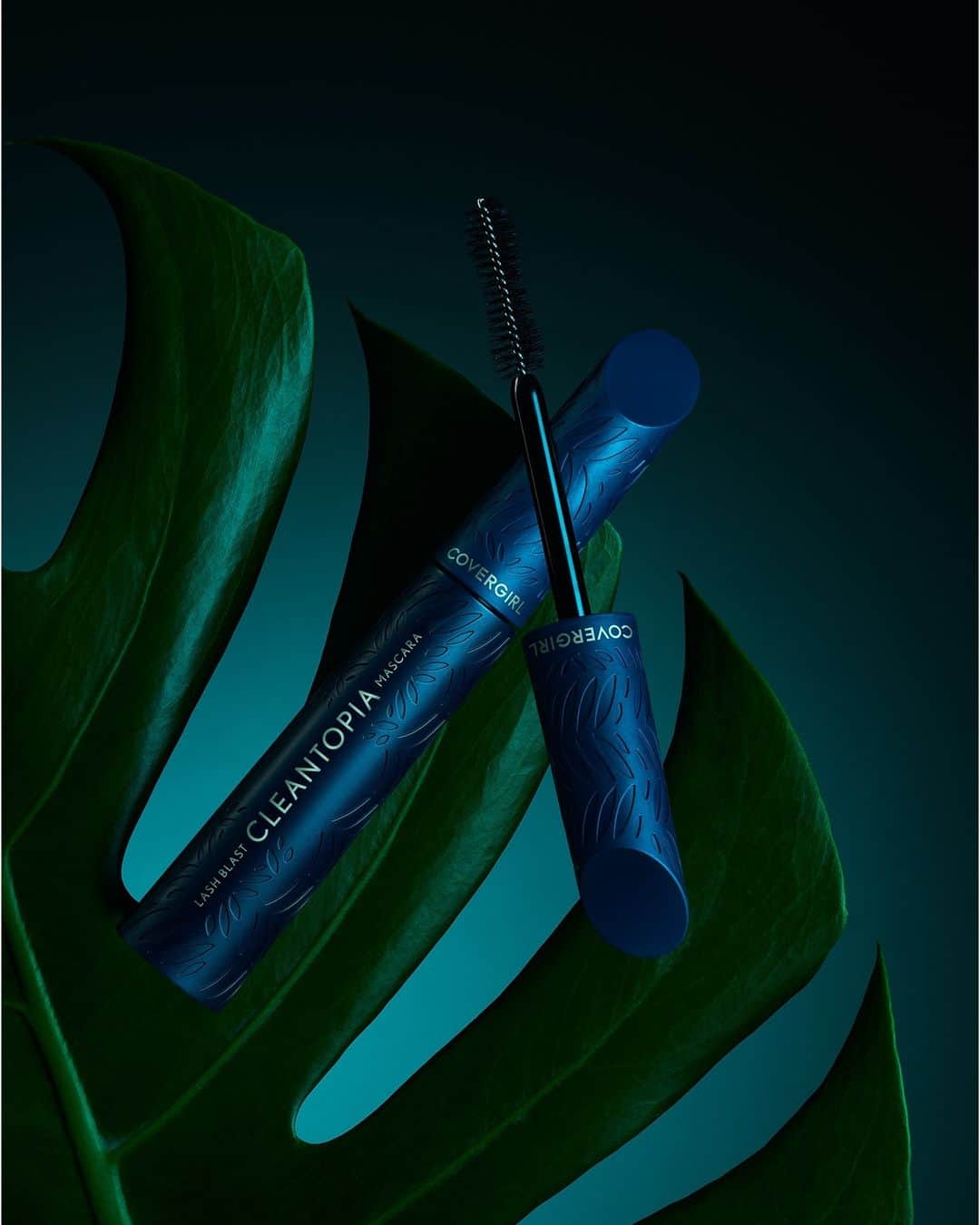 COVERGIRLのインスタグラム：「The world of Cleantopia just got a little brighter 🤩 NEW Cleantopia Ultramarine Black is an intense black with a hint of blue for brighter, more wide-awake eyes.  Shop now at @riteaid 💚   #EasyBreezyBeautiful #Covergirl #Cleantopia」
