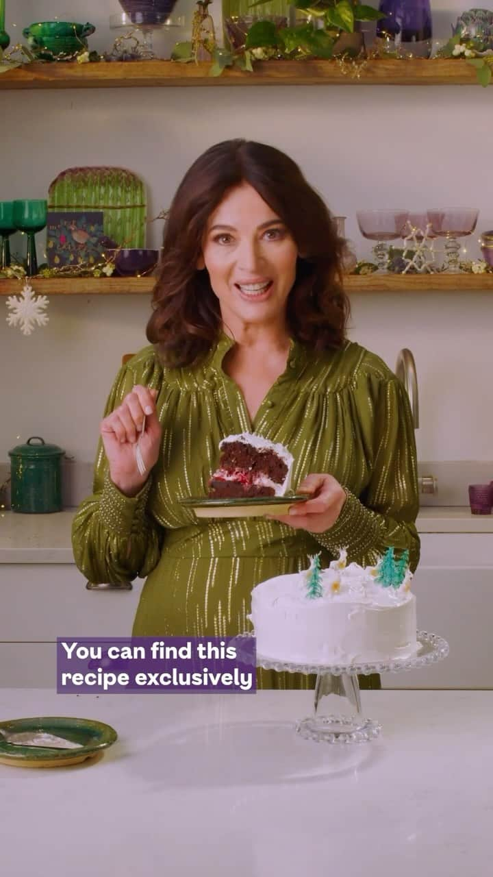 ナイジェラ・ローソンのインスタグラム：「AD Behold my new Winter Wonderland Cake, a festive bake for those who cannot abide dried fruit, exclusively on @ocadouk! Head to http://www.ocado.com/nigella for the full recipe, or  click on link in bio. Most of you may know what’s meant by “click on link in bio”, so just skip this bit, but for those who don’t, let me explain: tap on my name right up top, which will take you to a page that has a link on it that says www.nigella.com/instagram. When you click on this link, it will take you to a page of photographs: click on the photograph you want the recipe for – you sometimes have to tap a couple of times for some reason – and you will be taken to it!   #NigellaXOcado #Ocado #OcadoJustForYou #Partnership」