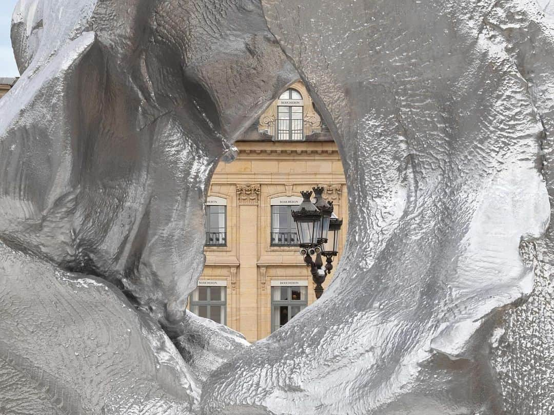 ガゴシアン・ギャラリーさんのインスタグラム写真 - (ガゴシアン・ギャラリーInstagram)「Urs Fischer's public sculpture "Wave" closes this Thursday, November 30, at Place Vendôme in Paris.   Capturing and preserving the subtleties of every crease and crenulation of the artist’s hand, "Wave" translates the ephemeral into the eternal. Towering high above the viewer, its abstract body seems to swell and recede, recalling Willem de Kooning’s late bronzes writ large, or perhaps even an enigmatic prehistoric monument. Follow the link in our bio to learn more.  __________ #UrsFischer #Gagosian @chaosursfischer  Urs Fischer, "Wave," 2018, installation view, Place Vendôme, Paris © Urs Fischer. Photos: Stefan Altenburger」11月29日 2時00分 - gagosian