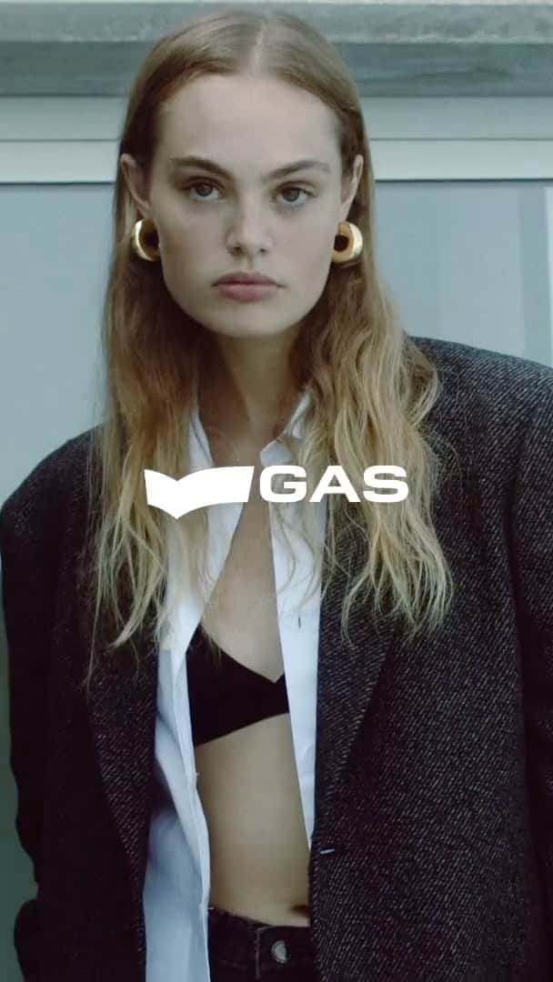 ガスのインスタグラム：「Modern allure weaves through tailored lines.   Elevate your style today at gasjeans.com  #gasjeans #fw23」