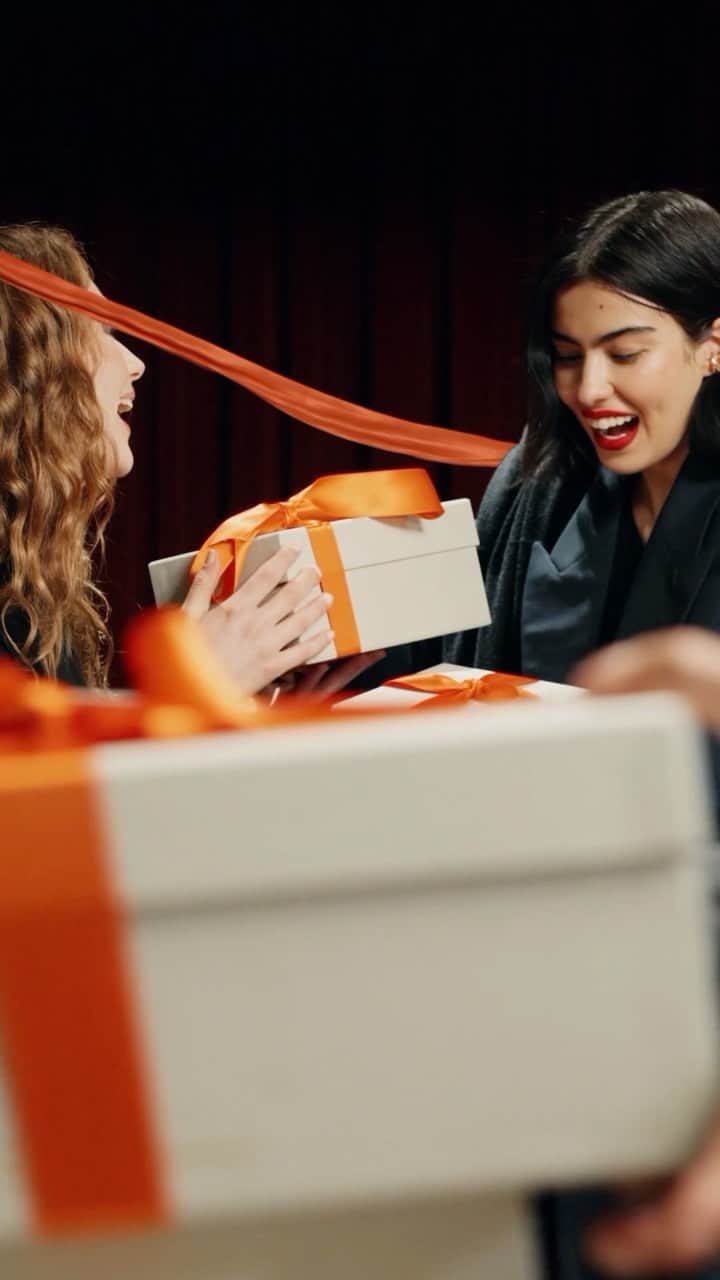 サントーニのインスタグラム：「Magic from the ground up. Whether you’re giving or receiving, our holiday collection delivers style in every step and wonder in every gift box.  #Santoni #SantoniMagicalHoliday」