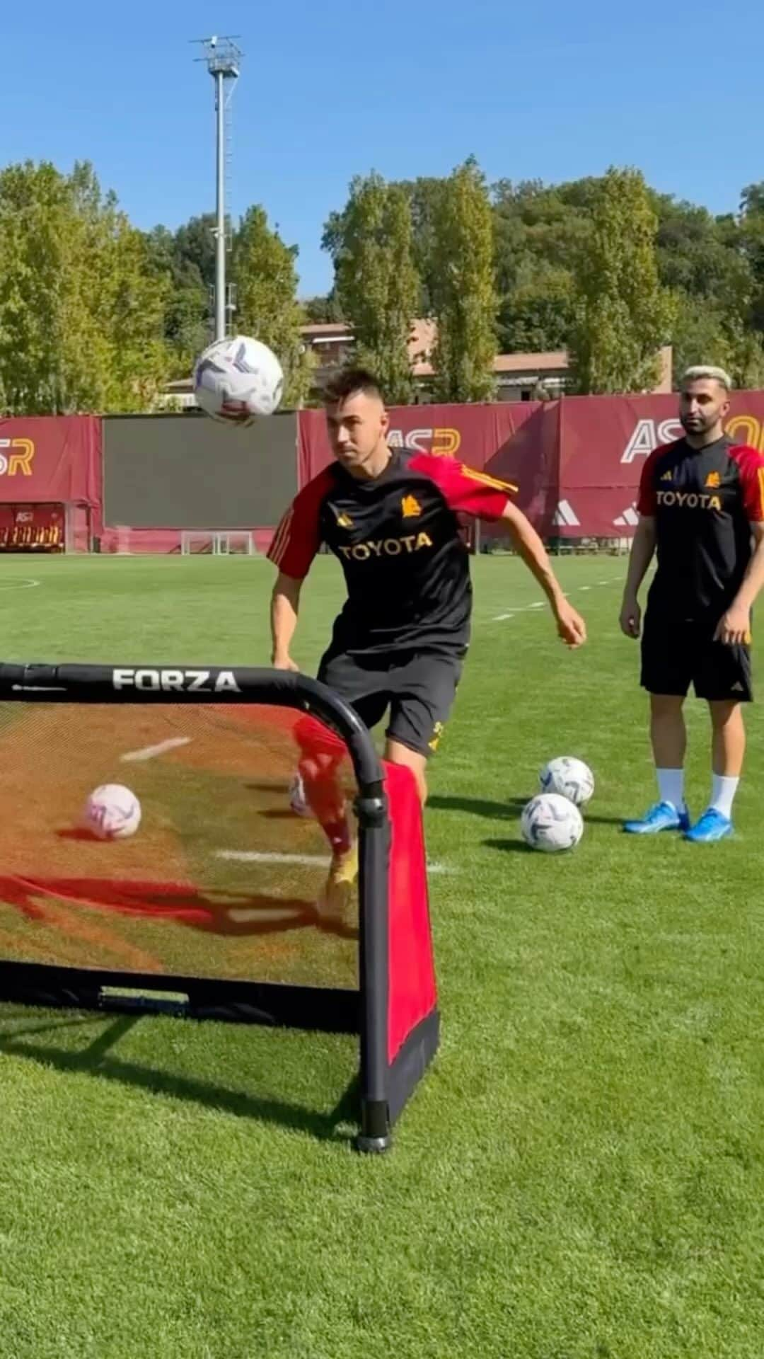 ステファン・エル・シャーラウィのインスタグラム：「Over the goal challenge with @stewel92 🔥 @officialasroma」