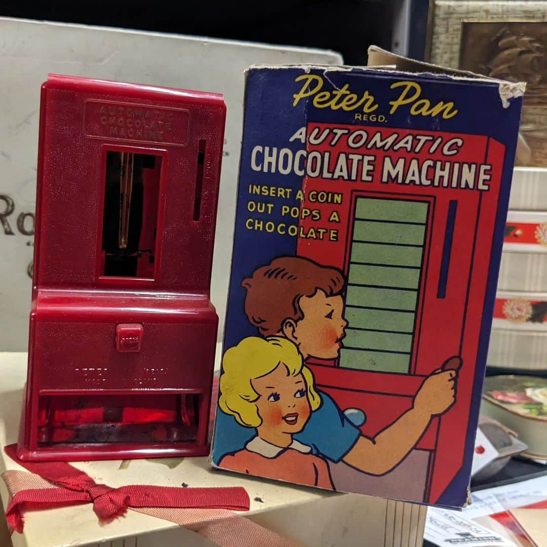 ベーミッシュ美術館のインスタグラム：「Who remembers these? 😍 A childhood favourite! These vintage toys took coins via a slot and dispensed tiny bars of chocolate. We came across this beautiful example whilst using our museum collections to decorate our exhibits for Christmas and it brought back such fond memories!」