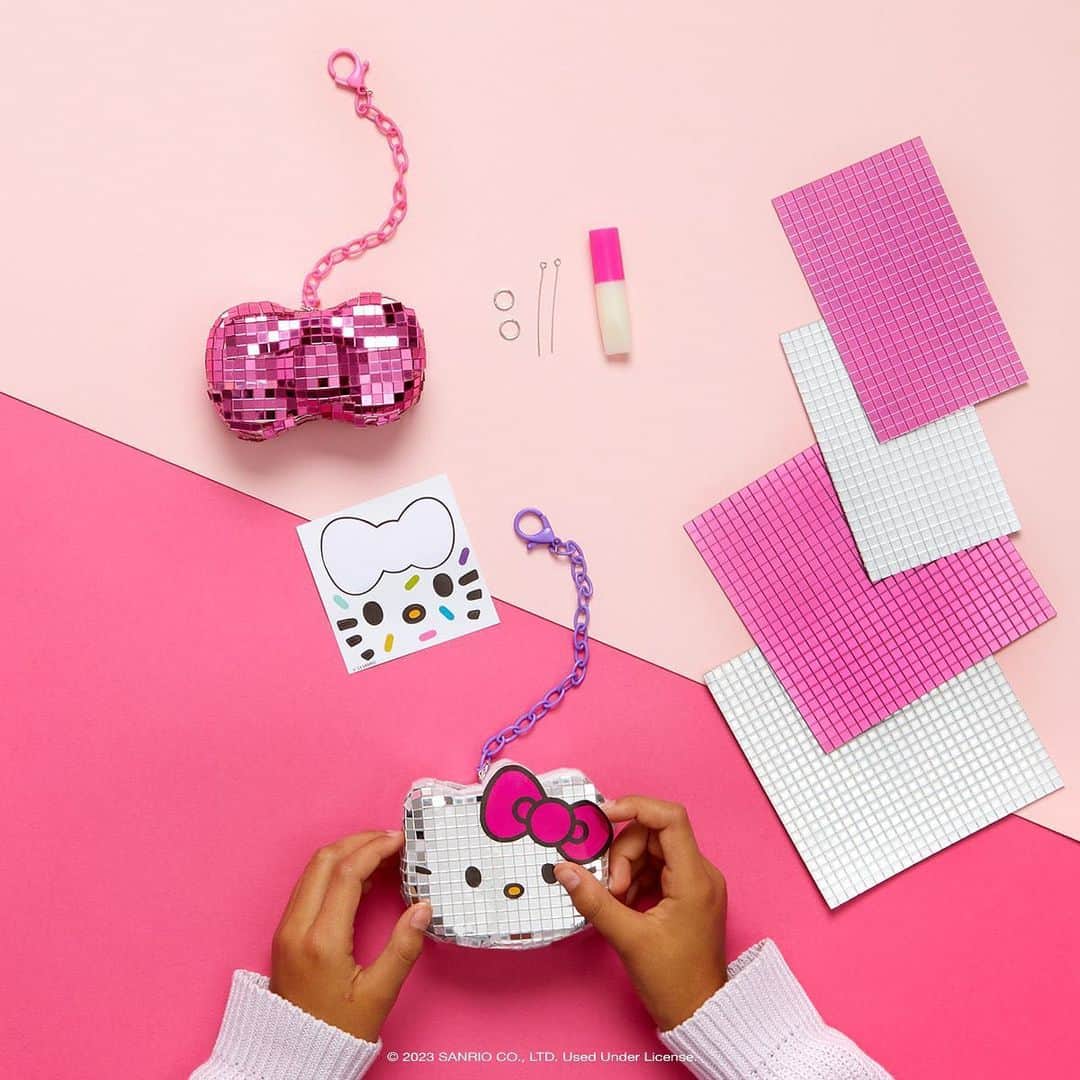 Hello Kittyさんのインスタグラム写真 - (Hello KittyInstagram)「Share kindness through crafting🎨✨ Hello Kitty and Friends activity kits are perfect to do with your bestie! Shop DIY gifts now at @michaelsstores.」11月29日 2時03分 - hellokitty