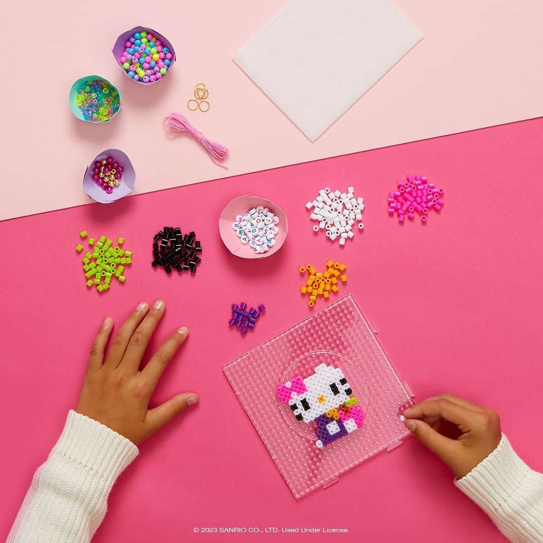 Hello Kittyさんのインスタグラム写真 - (Hello KittyInstagram)「Share kindness through crafting🎨✨ Hello Kitty and Friends activity kits are perfect to do with your bestie! Shop DIY gifts now at @michaelsstores.」11月29日 2時03分 - hellokitty