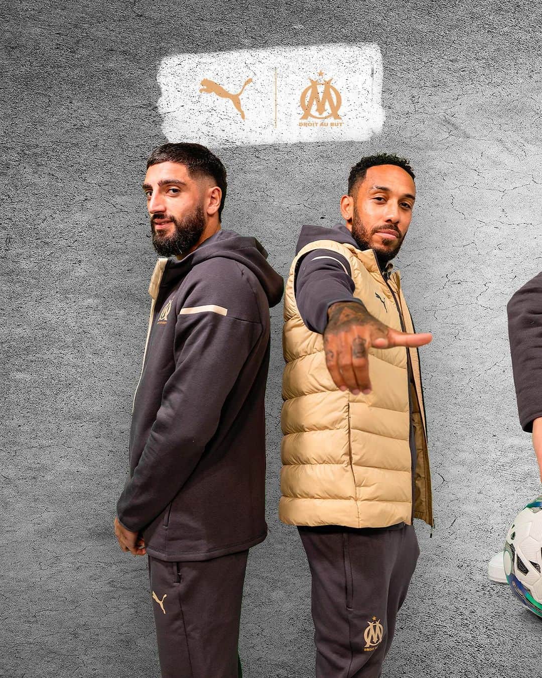 オリンピック・マルセイユのインスタグラム：「Découvrez la nouvelle tenue de sortie des Olympiens 🔵⚪️🔥   La nouvelle gamme Casual est disponible dans toutes les boutiques du club et sur boutique.om.fr 🛍️」