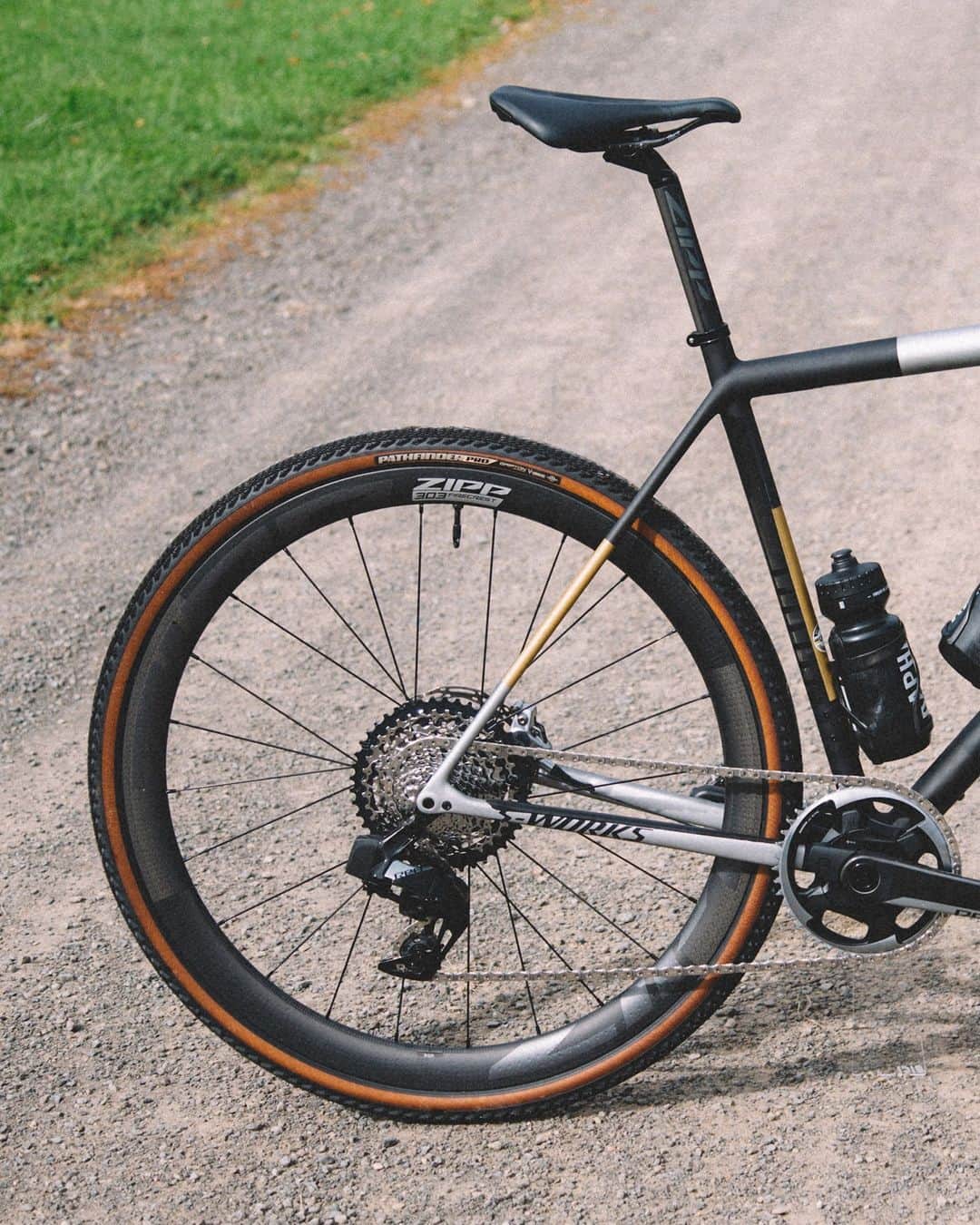 Zipp Speed Weaponryのインスタグラム：「The Zipp 303 Firecrest is designed for the real world… a world of imperfect conditions, road surfaces, and elements where the bottom line is simple. Efficiency = speed. It’s faster, lighter, and more capable over varied terrain—whether the surface is pavement in all its conditions or no pavement at all. Deeply rooted in Zipp’s drive to conquer the Spring Classics, the 303 Firecrest is made with a purpose-made approach for the demands of modern road bikes. 📸 @itsneilb」
