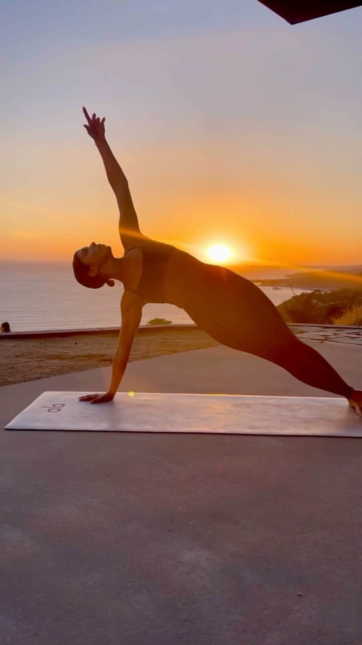 ALO Yogaのインスタグラム：「the sun is setting on the last day of our sale 🌅 treat yourself (or your fave yogi) with all the alo classic pieces - 30% off sitewide + 70% off sale ends tonight!   for giving tuesday, donate your Alo Access points to one of the three amazing environmental organizations we’re supporting and we’ll match your donation! 1 point = $1 🫶 learn more about the orgs we’re partnering with: @edenprojects, @coral.alive, @empowerplastic」