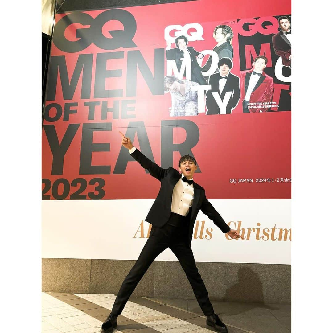 ハリー杉山さんのインスタグラム写真 - (ハリー杉山Instagram)「"GQ MEN OF THE YEAR 2023"  日本から世界へ  そして世界からまた日本へ。  文化や国、人種や社会の壁を越える  圧倒的な感動を与えてくれている皆様  本当におめでとうございます⭐️  記者会見の後皆さん一緒に待機する空間があったのですが  完全にエネルギーの大渋滞でした 笑  皆様が来年どんな形で心を動かせてくれるのか？  期待させてください⭐️  吉田選手にはスクワットジャンプや下半身強化の話 したかったのに一ファンとしての思いだけを伝えてしまった....笑  Had the great pleasure to host @gqjapan 's "GQ MEN OF THE YEAR 2023"  Was a fabulous occasion!! Just had to tell the macho man @bh_masataka34 how much i loved his teams Dumbells 🔥🔥  Massive thanks to @boss for the smashing tux too🕺🏻  #gqmanoftheyear」11月29日 2時17分 - harrysugiyama