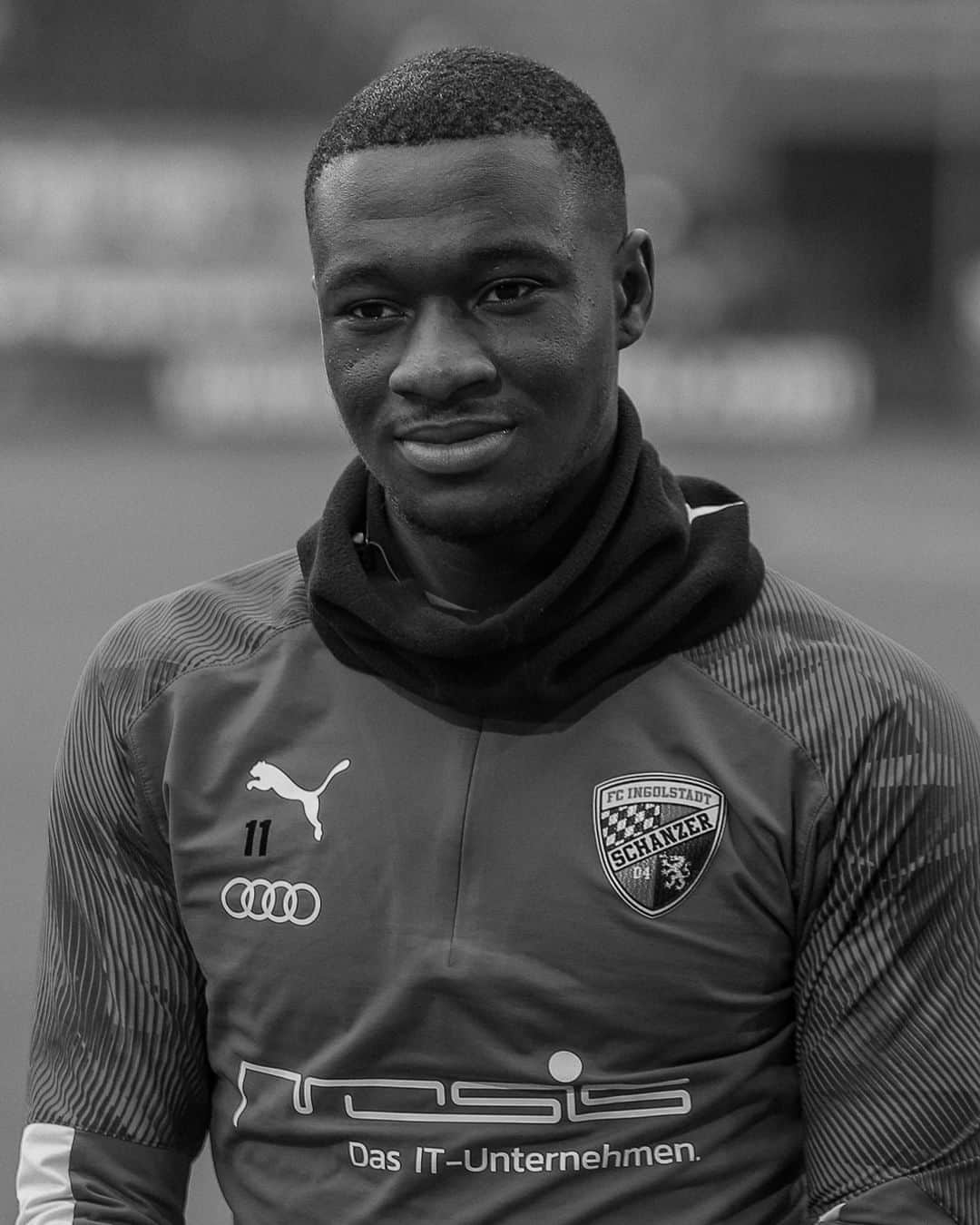 FCインゴルシュタット04のインスタグラム：「Die Schanzer Familie trauert um Agyemang Diawusie: Mit tiefster Betroffenheit hat uns die Nachricht erreicht, dass der ehemalige FCI-Profi (2018-2020) am Dienstag im Alter von 25 Jahren verstorben ist. Unsere Gedanken sind bei den Hinterbliebenen. Wir wünschen der Familie, seinen Freunden und Bekannten sowie weiteren Weggefährten ganz viel Kraft in dieser schwierigen Zeit. Ruhe in Frieden, Agy 🕊️」