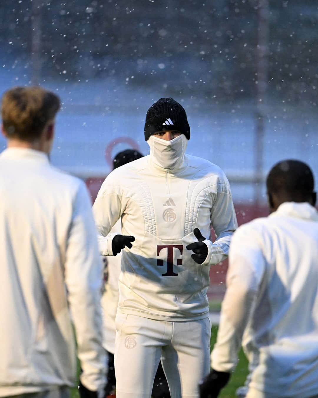 UEFAチャンピオンズリーグのインスタグラム：「Who's trying to keep warm? 🥶  #UCL」