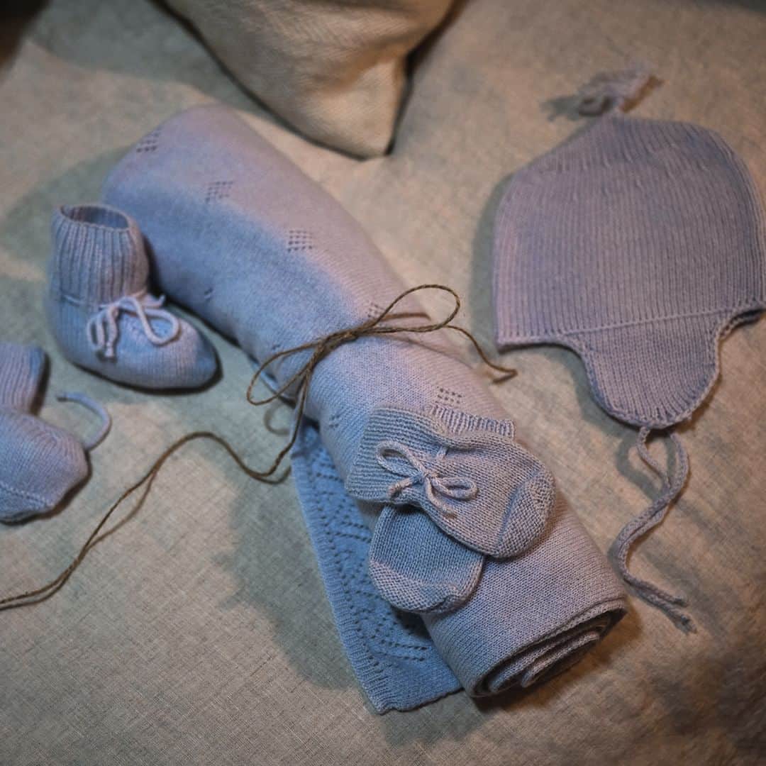 Johnstonsさんのインスタグラム写真 - (JohnstonsInstagram)「Discover our little luxuries, knitted by hand in our Elgin mill from the finest Cashmere for a gentle touch against delicate skin. From booties to mittens and blankets, these tiny treasures will be loved by your little one and future generations to come. ⁣ ⁣ ⁣ ⁣ ⁣ ⁣ ⁣ ⁣ ⁣ ⁣ #JohnstonsOfElgin #BabyClothing #Cashmere #BabyGifts #ChristmasGifting #NewbornGifts #NewbornAccessories」11月29日 2時20分 - johnstonsofelgin