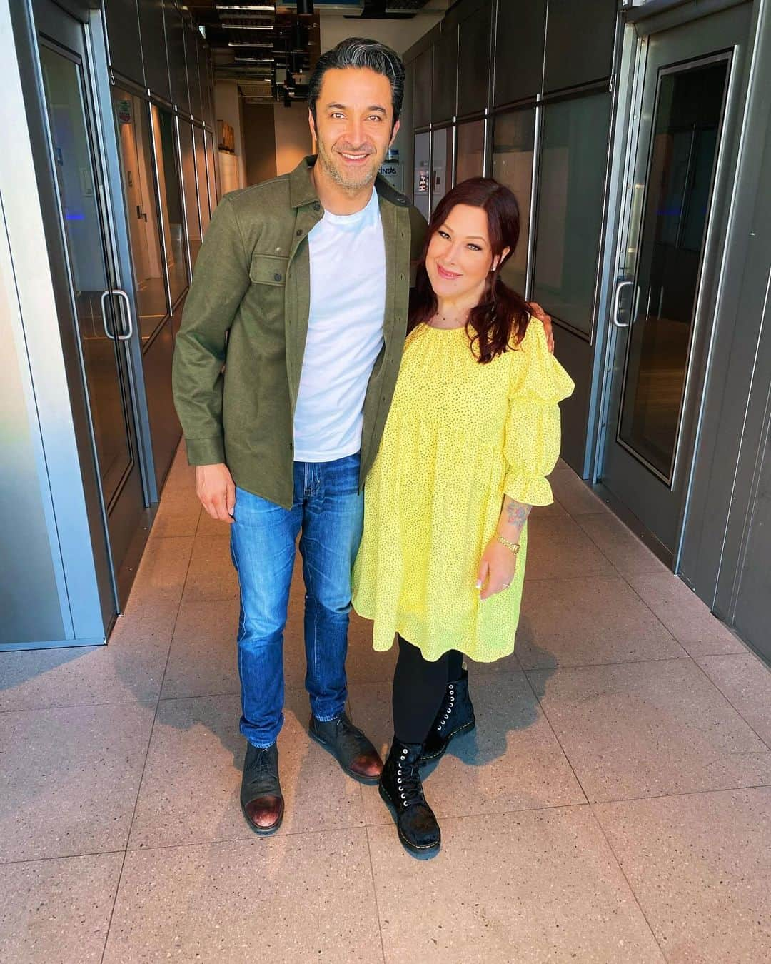 ペジ・ヴァーダトさんのインスタグラム写真 - (ペジ・ヴァーダトInstagram)「Im on @jljefflewis live after show with this angel @carnie68 . Listen on @jlchannel789 at 10am pacific. @siriusxm #jefflewis #jefflewislive #carniewilson #siriusxm」11月29日 2時33分 - pejvahdat