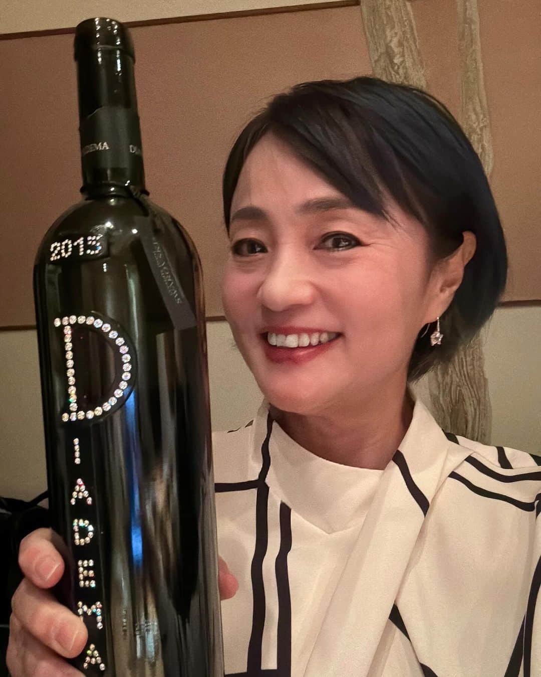橋本志穂のインスタグラム：「山から降りてきて 海の幸に舌鼓❣️ O木さんご夫妻& ホッシーとご一緒させていただき〜😍 鮨尚充でたくさんの「日本一」を堪能いたしました。  私なんか 一生予約の取れないお店です。 お誘い頂き、感謝感激❣️ 皆さんの武勇伝を肴に ワインも日本酒も 全てが美味しかった。  楽しい夜でした♪ 山暮らしもいいけど、 やっぱ都会もいいのだ。 oさん、ありがとうございました❣️  #尚充  #鮨」
