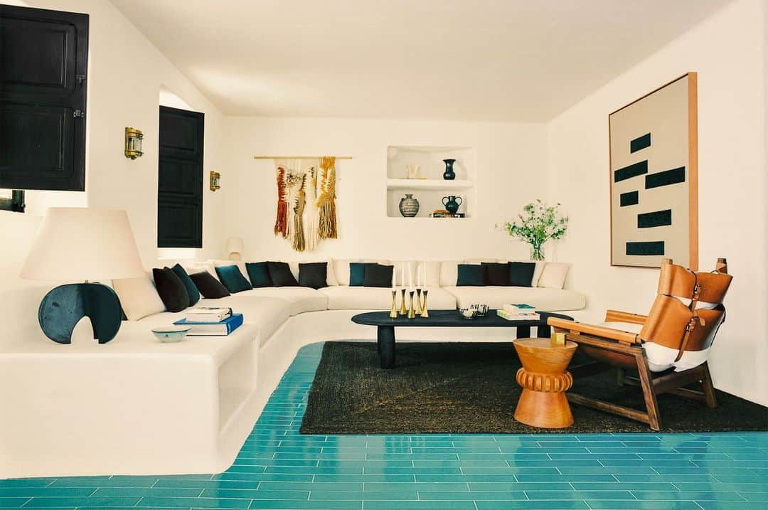 ELLE DECORさんのインスタグラム写真 - (ELLE DECORInstagram)「Relax, take a load off. In this four-story townhouse in the old port of Ibiza, Spain, design duo Mafalda Muñoz and Gonzalo Machado of design studio Casa Muñoz (@casa_.munoz) created a loungelike living room that features built-in concrete sofas and end tables painted white that are complemented by intensely sea-blue floors clad in lushly glazed lava tiles. The choice of flooring was an homage to Muñoz’s father, legendary Spanish interior designer and furniture entrepreneur Paco Muñoz, who in the late 1960s built himself a chicly spare seaside home on Mallorca that had similarly blue flooring that melded into the Mediterranean beyond. It was widely published and became an icon of Balearic modernism.   Click the link in the bio to tour the rest of this fun-focused pied-à-terre, as featured in our Winter 2023 issue. Written by @hispanofile. Photographed by @matthieusalvaing. Styled by @amayadetoledo.」11月29日 3時00分 - elledecor