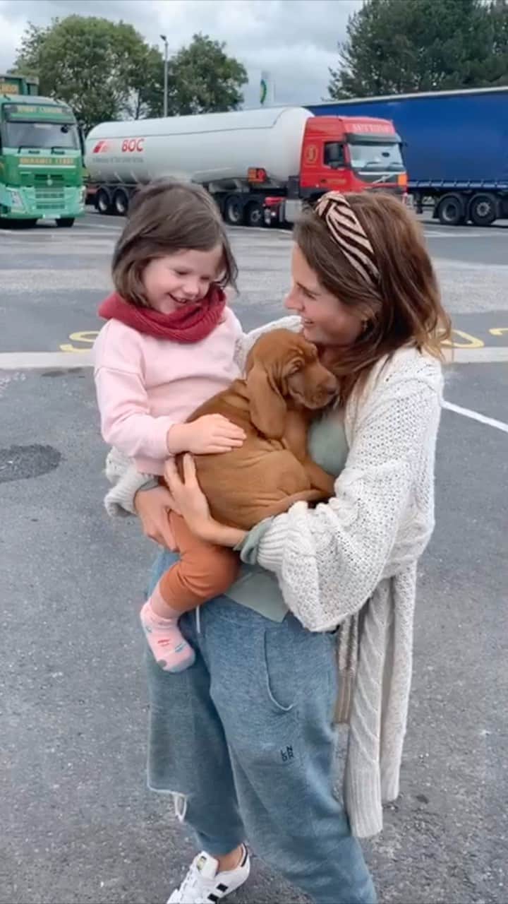 アレクサンドラ・フェルステッドのインスタグラム：「#ad ✨ This one’s got me reminiscing about puppy Pedro ✨ You all know I am a huge dog lover and that’s why my partnership with @royalcanin_uk is so special, as we both agree that every puppy really is ‘One in a Billion’.  When you first welcome your puppy, you could never imagine how much they’ll come to mean to you and in our family, Pedro is definitely top dog! However, I know that being a new puppy owner is also super stressful and you want to do your best but don’t always know how.   That’s why the Royal Canin’s One in a Billion campaign is so amazing. It has all the puppy advice you could need in one place, and it comes from experts you can trust.  I really trust Royal Canin. Not only does Pedro love their food, but everything they do is based on over 50 years of science-based expertise, so they really do understand what is best for your puppy.   And at the end of the day that’s all you want isn’t it? So check out the One in a Billion campaign today. Your new puppy will thank you for it and you’ll find your life a whole lot easier too…  #OneinaBillion #RoyalCanin」