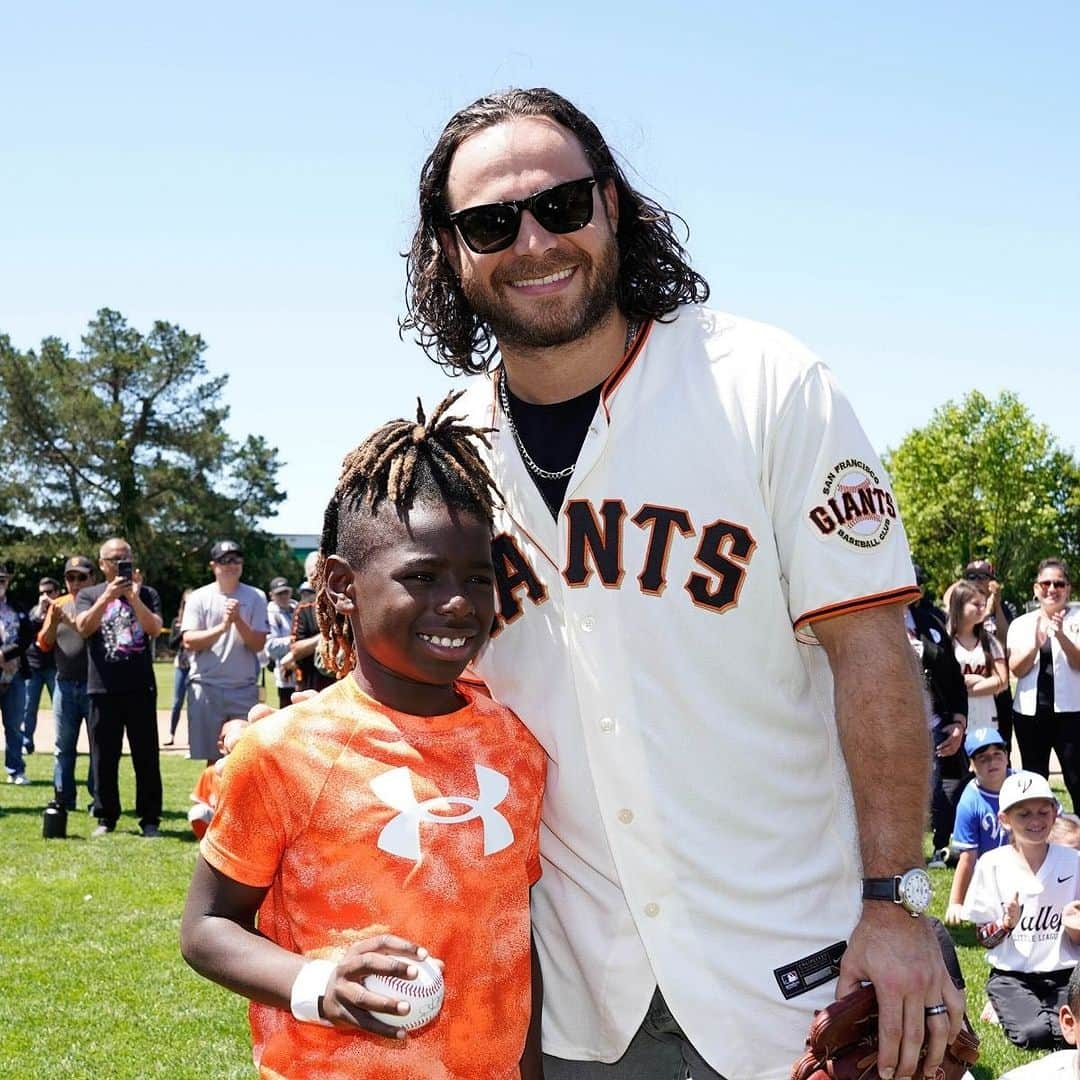 サンフランシスコ・ジャイアンツさんのインスタグラム写真 - (サンフランシスコ・ジャイアンツInstagram)「For the @giantscommunityfund, it’s always been about more than baseball and softball.   It’s about being included. Making new friends. Uncovering your confidence. Dreaming beyond the outfield walls.   Team up with the Fund today on #GivingTuesday. All proceeds raised will support the 35,000 youth who annually participate in free baseball and softball programming, including Junior Giants.   You can now double your impact! Donations will be matched by @thejemproject through the Fund’s year-end campaign.   Visit giantscommunityfund.org or click the link in our story to support now.」11月29日 2時44分 - sfgiants