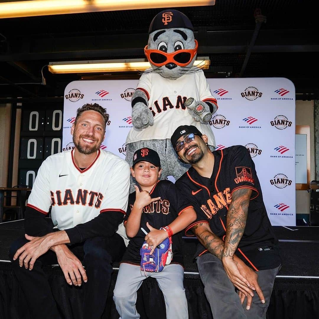 サンフランシスコ・ジャイアンツさんのインスタグラム写真 - (サンフランシスコ・ジャイアンツInstagram)「For the @giantscommunityfund, it’s always been about more than baseball and softball.   It’s about being included. Making new friends. Uncovering your confidence. Dreaming beyond the outfield walls.   Team up with the Fund today on #GivingTuesday. All proceeds raised will support the 35,000 youth who annually participate in free baseball and softball programming, including Junior Giants.   You can now double your impact! Donations will be matched by @thejemproject through the Fund’s year-end campaign.   Visit giantscommunityfund.org or click the link in our story to support now.」11月29日 2時44分 - sfgiants