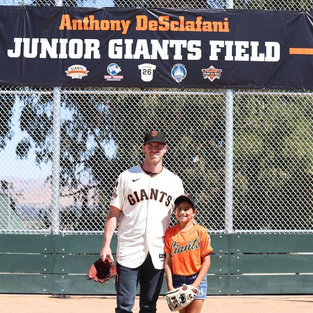 サンフランシスコ・ジャイアンツさんのインスタグラム写真 - (サンフランシスコ・ジャイアンツInstagram)「For the @giantscommunityfund, it’s always been about more than baseball and softball.   It’s about being included. Making new friends. Uncovering your confidence. Dreaming beyond the outfield walls.   Team up with the Fund today on #GivingTuesday. All proceeds raised will support the 35,000 youth who annually participate in free baseball and softball programming, including Junior Giants.   You can now double your impact! Donations will be matched by @thejemproject through the Fund’s year-end campaign.   Visit giantscommunityfund.org or click the link in our story to support now.」11月29日 2時44分 - sfgiants