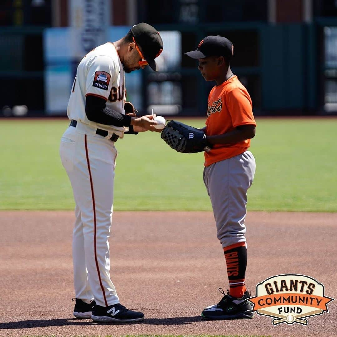 サンフランシスコ・ジャイアンツのインスタグラム：「For the @giantscommunityfund, it’s always been about more than baseball and softball.   It’s about being included. Making new friends. Uncovering your confidence. Dreaming beyond the outfield walls.   Team up with the Fund today on #GivingTuesday. All proceeds raised will support the 35,000 youth who annually participate in free baseball and softball programming, including Junior Giants.   You can now double your impact! Donations will be matched by @thejemproject through the Fund’s year-end campaign.   Visit giantscommunityfund.org or click the link in our story to support now.」