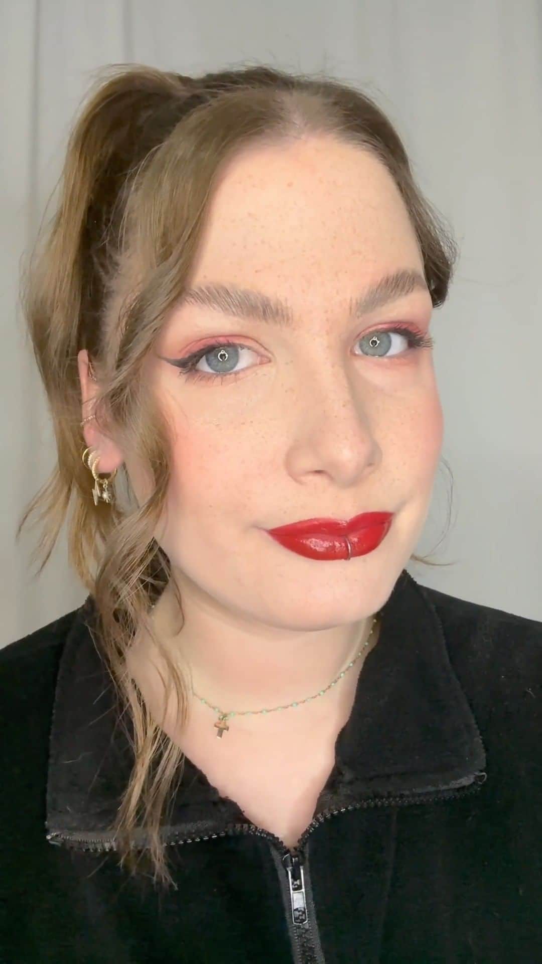 M•A•C Cosmetics Franceのインスタグラム：「Cette saison, vous n'avez sans doute pas manqué de voir des teintes rouge brique sur toutes les 👄  Derrière ces looks extraordinairement chics se cache la tendance #ExtraChili.   Mais comment obtenir le rouge brique PARFAIT ? 🤫  Suivez le pas-à-pas de cette vidéo avec notre mua @cosmogloww !  Produits utilisés :  ✨Crayon à lèvres - Brick  ✨Locked Kiss Ink - Extra Chili ✨Squirt Plumping Gloss - Heat Sensor  #MacTrend #MacChili #RedLipstick #RedMakeUp」