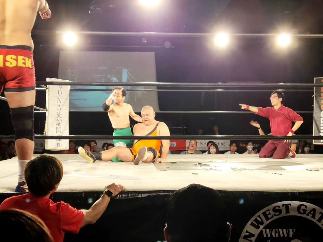 松本康太のインスタグラム：「『ドン・クサイ vs ミニ沢光晴』  今日は西口プロレス(コメディープロレス)を観に行きました！ 「安全第一、筋肉禁止、台本重視」 ドンクサイ、ミニ沢光晴、中邑珍輔、小橋太っ太、皆さんミニマムでとても面白いのです！　  今回はゲストで「アマレス兄弟」さんが参戦！北野武監督の新作映画『首』を観たばかりだったのでタイムリーでした(^-^ゞ　 (映画にアマレス兄弟さんが出てるのです)  #西口プロレス#ドンクサイ#ミニ沢光晴#新宿face#プロレス#芸人#試合観戦#レギュラー松本#あるある探検隊」