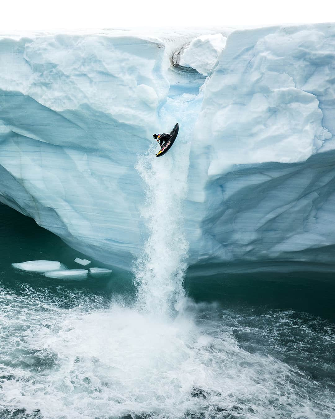 プラダのインスタグラム：「Equipped for the demanding environment of the Svalbard island, Prada Linea Rossa outfits Red Bull athlete Aniol Serrasolses to face the world’s highest frozen waterfall. The collection’s advanced textile developments combine comfort, high-performance function, and innovation. Discover more via link in bio.  @redbull @aniolserrasolses #RedBull #PradaLineaRossa #Prada」