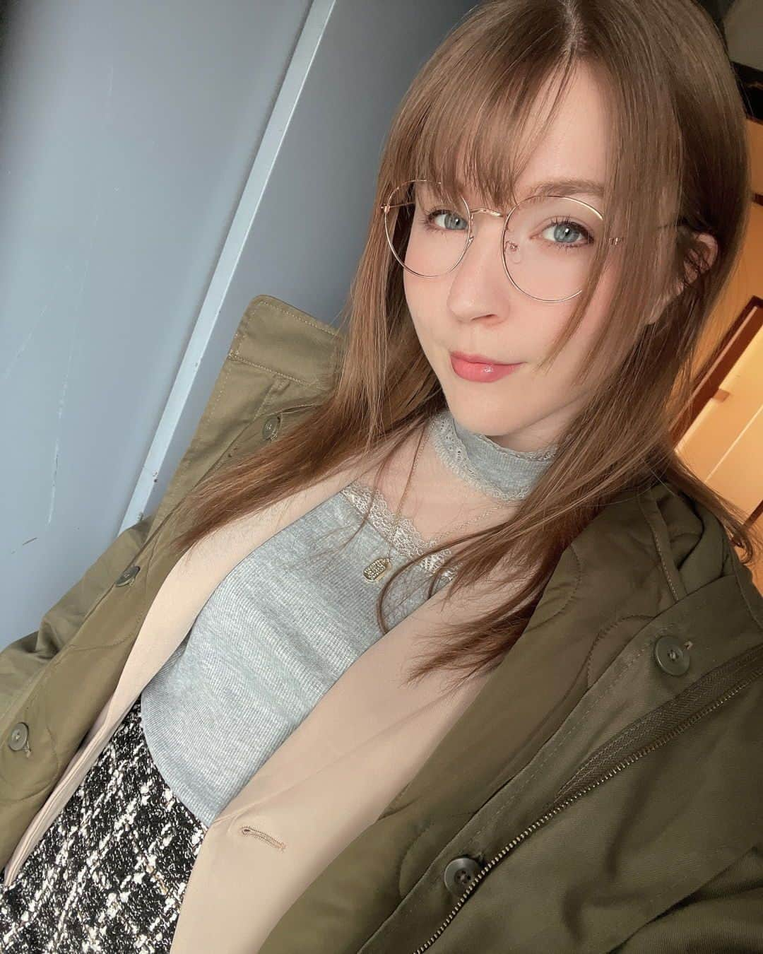 ジューン・ラブジョイのインスタグラム：「Suddenly winter has arrived in Japan! Remember to stay warm! 急に日本に冬が来た！ 暖かい服をいっぱい着てね！ #junelovejoy #ジューンラブジョイ」