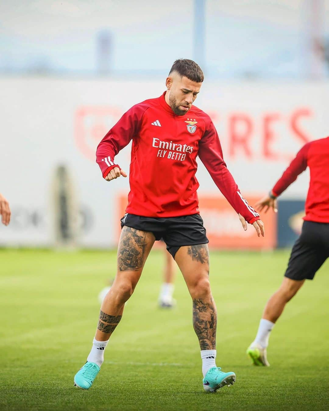 ニコラス・オタメンディのインスタグラム：「Training done. 💪🏻 #UCL ⚽️ #SLBenfica 🦅」