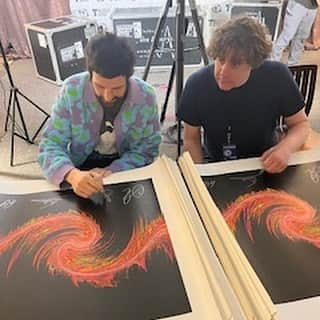 カサビアンさんのインスタグラム写真 - (カサビアンInstagram)「Earlier this year we worked with @Soundwaves_Art and artist Tim Wakefield to sign these artworks created from the sound waves of "Fire".  We signed a limited edition of prints and all the profits go to support @warchilduk as they celebrate their 30th anniversary.  There are a couple prints left in stock, so we’re re-releasing them for the holiday season for one last fundraising boost for the year. Grab yours via the link in our stories.」11月29日 3時10分 - kasabianofficial