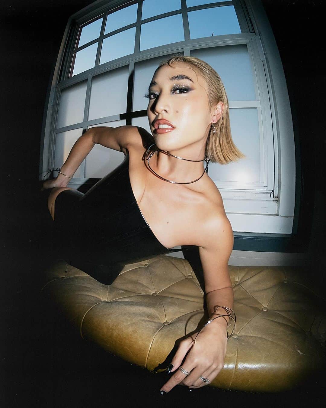 Ai Shimatsuさんのインスタグラム写真 - (Ai ShimatsuInstagram)「She comfortable. 🖤   Pre-Premiere shoot w/ @phamousben  and @denneserodriguez 🩶  #renaissance #film #premiere #beyonce #cozy」11月29日 3時24分 - aishimatsu