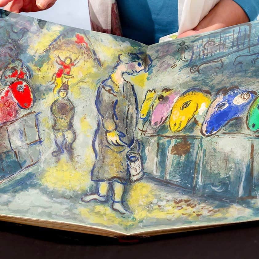 サザビーズさんのインスタグラム写真 - (サザビーズInstagram)「Acrobats, clowns, equestrians—the roots of Marc Chagall’s affinity for the circus can be traced back to his childhood in pre-revolutionary Vitebsk, where traveling troupes would arrive to entertain audiences at the local village fair. The artist was particularly struck by the lack of appreciation from the public, who would often walk away unimpressed, deepening his fear that this might be the destiny of every artist’s life.   In 1962, Chagall began working on a series of lithographs now known as ‘Le Cirque’, and the color lithographs were published by Tériade Éditions in 1967. This edition here, a highlight of ‘Livres & Manuscrits du XIIIe au XXIe siècle’ at #SothebysParis, is one of 250 signed by the artist. Discover more at the link in bio. #MarcChagall #Chagall  [N.B. In some circumstances, delicate manuscripts are best handled without gloves, as they can mask the sensitivity of fingertips.]」11月29日 3時18分 - sothebys