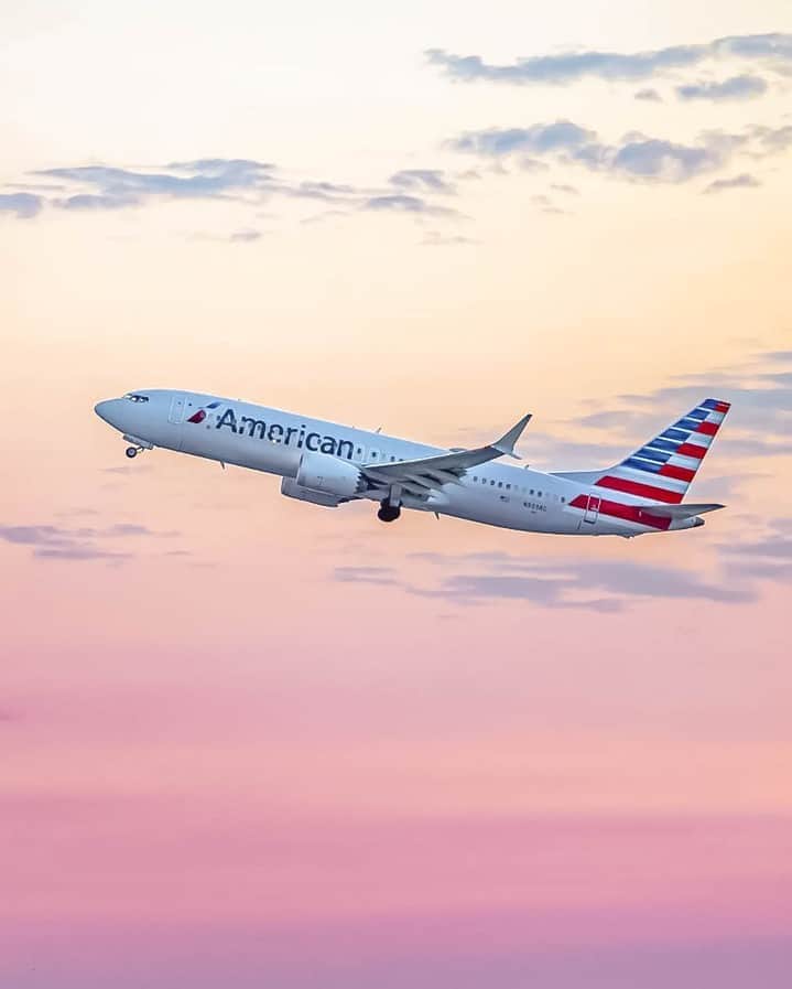アメリカン航空のインスタグラム：「Our favorite look = flights and pretty skies 🥰 ✈️  📸: @aviate_ty」