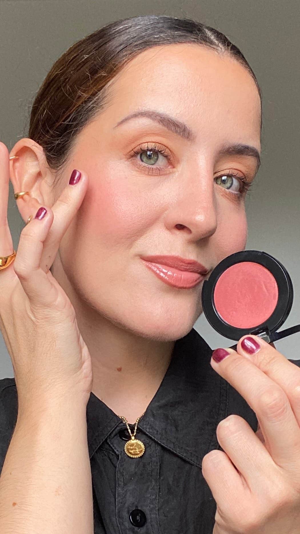 ボビイブラウンのインスタグラム：「Blush that looks airbrushed. Watch Bobbi Brown Makeup Artist @bbpro_hollieolivia demonstrate under-blushing with two of our bestsellers.  HOW TO UNDER-BLUSH: 1. Sweep Pot Rouge (shown here in Rose) upward along cheeks with a brush 2. Apply Skin Concealer Stick (shown here in Cool Sand) to undereyes, around nose, and wherever you want coverage, then blend with a brush 3. Dab a small amount of Pot Rouge on apples of cheeks with fingers  Have you tried under-blushing? Let us know below.  #BobbiBrown #PotRouge #Blush #Underblush #Underblushing #Makeup」