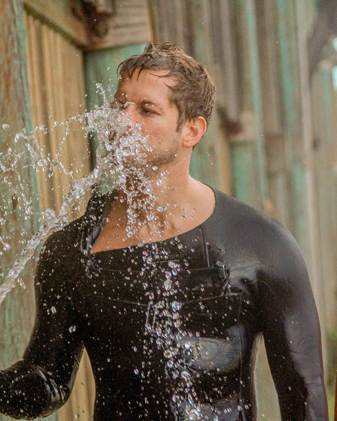 マックス・エマーソンのインスタグラム：「Cold showers yes or no?  📸 @scottstudenberg」