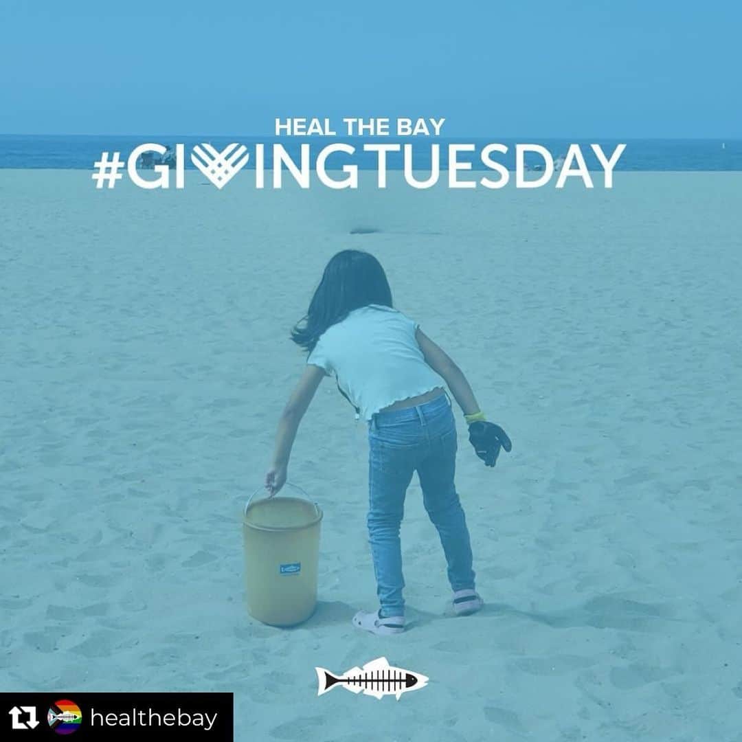 シャロン・ローレンスさんのインスタグラム写真 - (シャロン・ローレンスInstagram)「This girl- claiming her place, cleaning the beach, learning about the ocean, loving her connection to it- this is a dream come true for me and why I support #healthebay 🌊This #givingtuesday , I hopeful that you’ll join our important work for the future of our #socal #coastline and its community. 🙏🏻  Repost from @healthebay • This #GivingTuesday, empower the next generation of marine scientists, climate justice activists, and community organizers with your gift to Heal the Bay. Every year, Heal the Bay and @healthebayaquarium provide crucial educational resources to thousands of students from across LA county — but we cannot do it without the generous support of our donors and partners.    On Giving Tuesday (November 28, 2023), we will be sharing exciting and inspiring programming all day long, and challenging YOU to support the future of environmental stewardship. Share this post with your fellow water activists, and click the link in our bio to learn more and donate! 🌊💙」11月29日 3時25分 - sharonelawrence