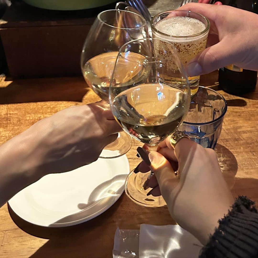 marupiのインスタグラム：「両親とお酒飲めるなんて幸せなことはないよな〜親バカならぬ子バカですかね👪 #まるぴのごはん」