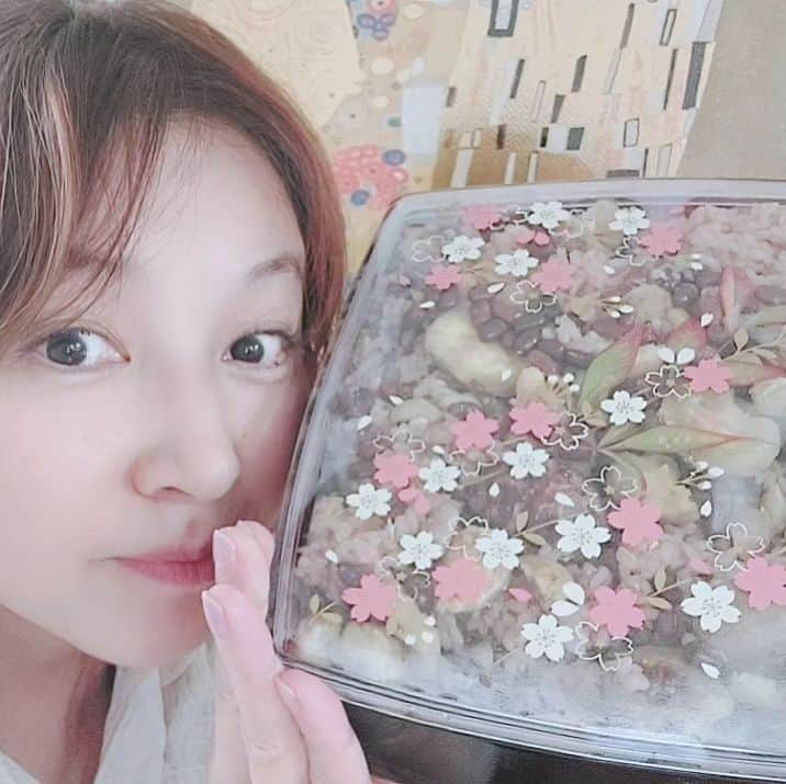 愛華みれさんのインスタグラム写真 - (愛華みれInstagram)「2023. 11.29❣️BIRTHDAY  無事に～🎶  お誕生日迎えられましたぁ～✴️  １日１日  大切な時間❣️  過ごせて💦  感謝いっぱいです  そして  そして  ❣️朝から💦  お届けくださいます愛に～感激しきり🎶  まだまだ、  油断せず、  おとなしく💦🌞  体調整えながら💦  やれること～噛みしめて🎶  頑張ります～🎶  寒暖差に🌞⛄💦  びっくり‼️  健康第一だぁ～❣️  会える時は～  🎵 会いましょ」11月29日 14時30分 - mireaika