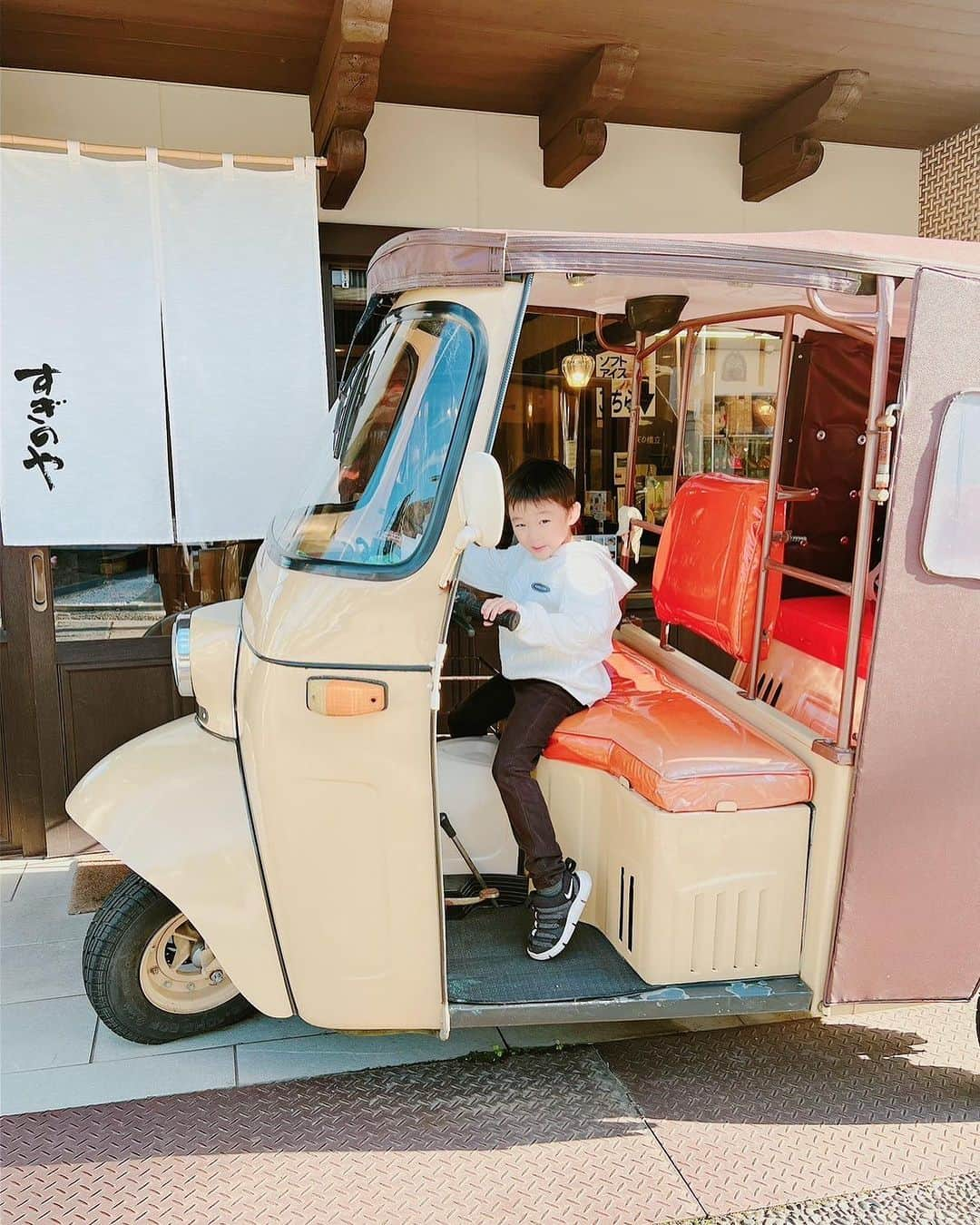 中川愛海さんのインスタグラム写真 - (中川愛海Instagram)「3世代家族旅行in京都天橋立 少し思い出をみなさまに😊 天橋立へ！なぜ？と言われますと昨年食べた間人蟹があまりにも美味しく！私は蟹があまり好きではなかったのに好きになった蟹と出会えたから家族に食べさせたい！ 我が家はおばあちゃん、母、妹みんな蟹好きで、これはこんな機会ないからとおばあちゃんも初めて誘って旅行へ！ 私が小学生の頃おじいちゃんがまだ生きてた時はよくみんなで旅行しました！ 小さかった私がまさかおばあちゃんを誘って旅行に行くなんて考えてもなかった！思い切って誘ってよかった😊 おばあちゃんがは子供に戻ったかのように何をみても感動してくれ，綺麗‼️美味しい！あれも食べたい！これも食べたい！ってほんとめちゃくちゃ喜んでくれてました！ やっぱりこういうコミュニケーション大事だしまた一緒に行きたいなと思った！ 続く… #中川愛海  #一日一回カンパイ  #アミュラン  #京都天橋立」11月29日 14時30分 - ami_nakagawa_