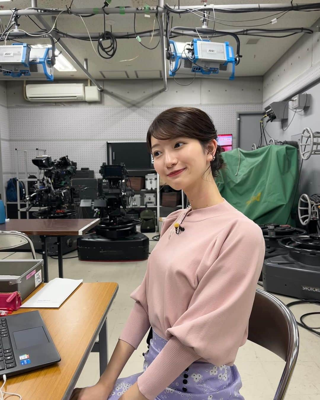 吉村恵里子さんのインスタグラム写真 - (吉村恵里子Instagram)「・ ここ最近のお気に入りの衣装たちです⭐️  今週の金曜日には12月になるの、皆さん知ってましたか?! もう今年最後の月だなんて、信じられません…  今日は街録で「今年の個人的なニュースは?」と街ゆく方にインタビューしたものの、私だったらなんだろう…と考えてしまいました。  私はWBCの感動や、初めて高尾山に登ったのも気持ちよかったなぁとか、思い出たくさんです。個人的ニュース、ナンバーワンを年末に考えるのも、振り返りになって楽しいです。☀️」11月29日 14時33分 - yoshimura_eriko