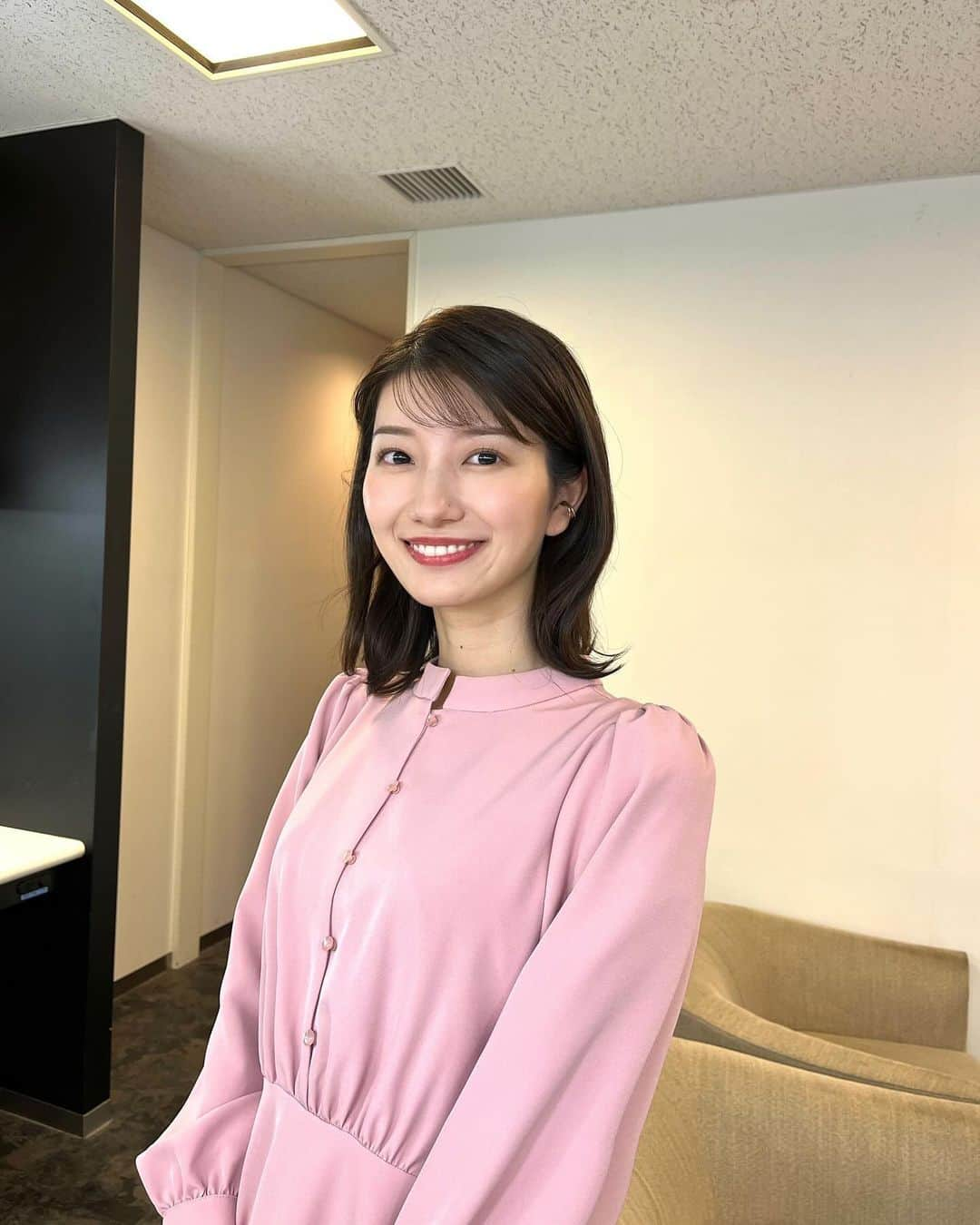 吉村恵里子のインスタグラム：「・ ここ最近のお気に入りの衣装たちです⭐️  今週の金曜日には12月になるの、皆さん知ってましたか?! もう今年最後の月だなんて、信じられません…  今日は街録で「今年の個人的なニュースは?」と街ゆく方にインタビューしたものの、私だったらなんだろう…と考えてしまいました。  私はWBCの感動や、初めて高尾山に登ったのも気持ちよかったなぁとか、思い出たくさんです。個人的ニュース、ナンバーワンを年末に考えるのも、振り返りになって楽しいです。☀️」