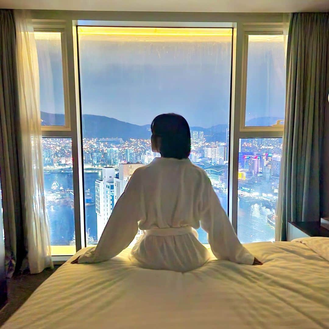 チョ・ヒョニョン さんのインスタグラム写真 - (チョ・ヒョニョン Instagram)「오랜만에 부산 놀러와서  야무지게 놀았다♥️  호텔에서 부산 야경이 한눈에 보여서  보는것만으로도 너무 힐링됐다는 🥰 . .  #라발스호텔 #부산호텔 #영도호텔」11月30日 20時35分 - cho_hyunyoung