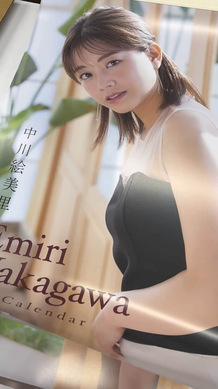 中川絵美里のインスタグラム：「🗓️  2024カレンダーのサイン入れをしてきました。 今週、12/2(土)発売です。 サイン入りのものは書泉さん中心に発売されます✍️  ReiちゃんのSunflowerに載せて🎵🌻🥹 New EP発売おめでとう👏 @guita_rei   #2024カレンダー」