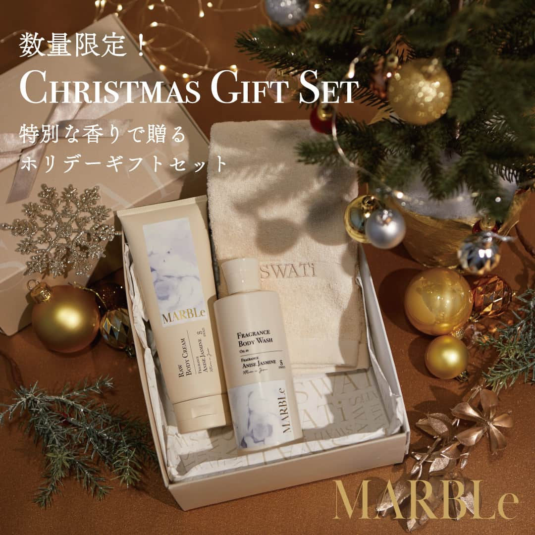 SWATi Officialのインスタグラム：「特別な香りで贈るホリデーシーズンギフトセット🎄  F.roomオンラインストア限定✨ SWATi MARBLeオリジナルの香りをライン使い♪ うるおいしっとりボディへ！！ インバス、アウトバスでライン使いをおたのしみいただけます。  そのまま贈れるギフトBOX付🎁  ＝＝＝ ◆【F.room限定】うるおいﾎﾞﾃﾞｨｹｱｾｯﾄ 販売価格：6,600円(税込)  ＜セット内容＞ ・FRAGRANCE BODY WASH ・RAW BODY CREAM ・SWATi 今治ECOフェイスタオル ギフトボックス入り ANISE JASMINE（アニス ジャスミン）の香り TEA GRASS（ティー グラス）の香り  ※数量限定のため無くなり次第販売終了となります。 ＝＝＝  📍F.roomオンラインストアからご購入いただけます。 詳細はF.roomオンラインストアへ @f.room_official  🎄12/19 17:00までのご注文で、12/23までにお届け！！  #MARBLe #マーブル #スワティーマーブル #SWATi #スワティー #ボディケア #ボディウォッシュ #ボディソープ #ボディクリーム #保湿 #美容 #美容好き #いい香り #フレグランス #バスタイム #サスティナブル #ライフスタイル #プレゼント #ギフト #プレゼントにおすすめ #クリスマスプレゼント #クリスマス #ホリデーギフト」