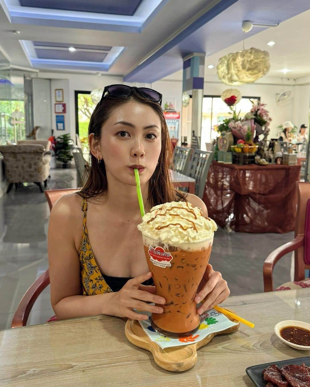 宮坂灯里さんのインスタグラム写真 - (宮坂灯里Instagram)「Thai tea🤍 #เจ๊ต่าย #jtherabbit  @piset_restaurant_phuket」11月29日 13時03分 - m.akari27