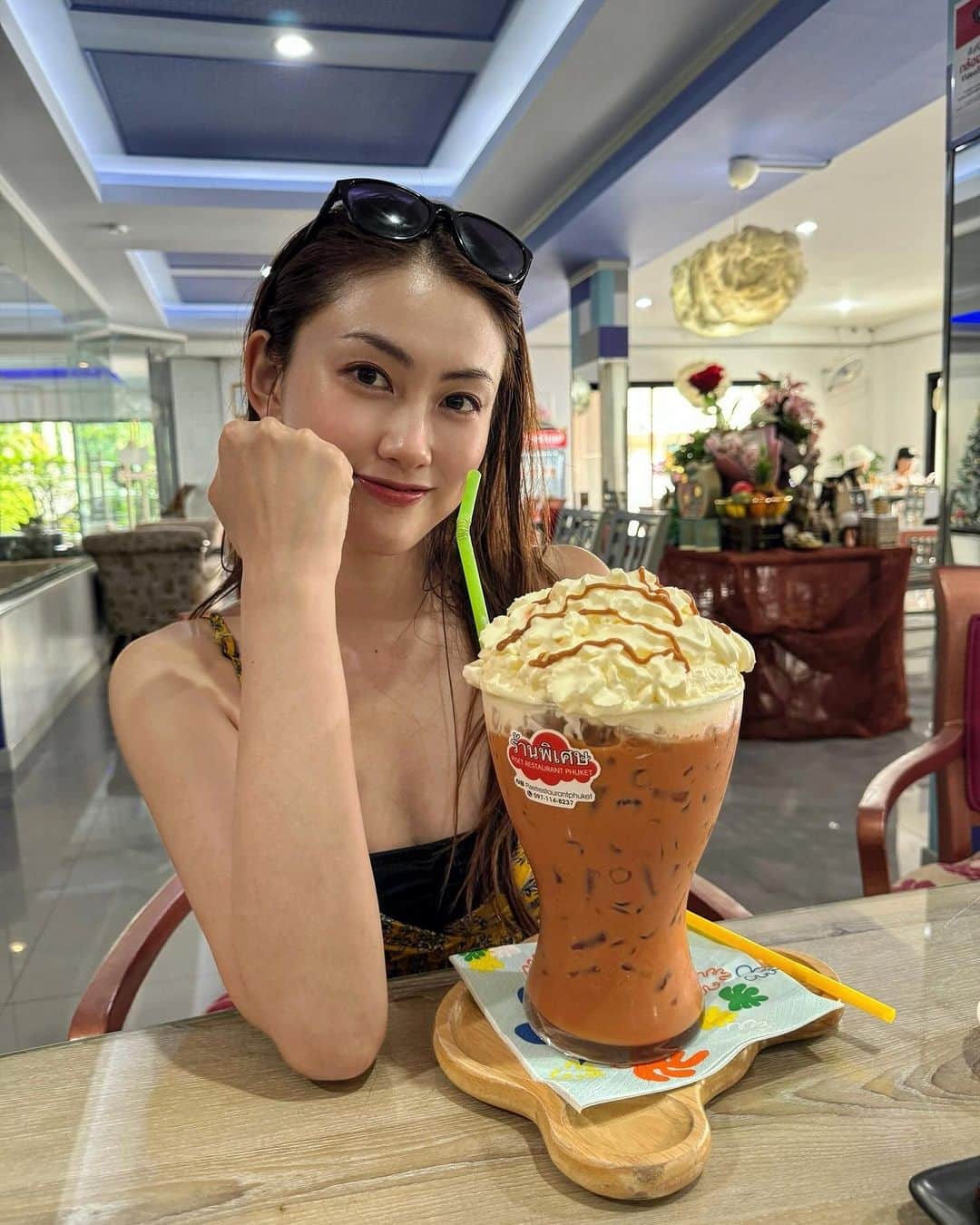 宮坂灯里のインスタグラム：「Thai tea🤍 #เจ๊ต่าย #jtherabbit  @piset_restaurant_phuket」