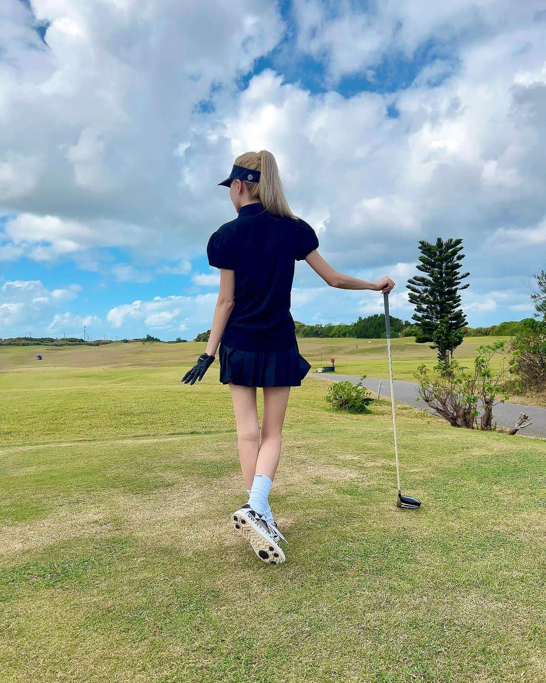 mirayさんのインスタグラム写真 - (mirayInstagram)「宮古島2日目は 初オーシャンリンクス⛳️  レストランからの景色が最高🌊✨ コース中はそんなに沖縄感はなかったけど 孔雀が沢山出て来てくれて 可愛すぎた🦚💖  なおちゃんと初ゴルフだったんだけど 安定感あってピューんって飛ぶし 上手だったわ〜🥹🫶💕 いいないいなぁーーー💗  私は安定の…伸び上がるし回せてないし パターが全然ダメ🥲  初心者に優しいオマケがありつつ、、w 127😂 この日は初めてボールが無くならなかった😆🫶 (そこまで飛ばないって理由もあるw)  スコアは置いといて  夫婦でOBSIDIANコーデ🤍🖤 @obsidian_jp  この感じのソックスのレディースが無かったからメンズにしたけど可愛かった😍  スカートはこの間のハワイで爆買いした alo🖤 @alo  なんかこのスカート脚長く見える😂 助かりまーす🙏  次の日はエメラルドコースト🏝️⛳️  #宮古島　#宮古島旅行  #宮古島ゴルフ #オーシャンリンクス宮古島  #ゴルフ　#ゴルフ初心者  #ゴルフ歴1年5ヶ月 #ゴルフの記録 #miyakoisland #golf」11月29日 13時07分 - miray0705