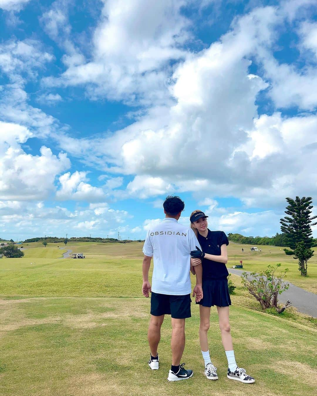 mirayさんのインスタグラム写真 - (mirayInstagram)「宮古島2日目は 初オーシャンリンクス⛳️  レストランからの景色が最高🌊✨ コース中はそんなに沖縄感はなかったけど 孔雀が沢山出て来てくれて 可愛すぎた🦚💖  なおちゃんと初ゴルフだったんだけど 安定感あってピューんって飛ぶし 上手だったわ〜🥹🫶💕 いいないいなぁーーー💗  私は安定の…伸び上がるし回せてないし パターが全然ダメ🥲  初心者に優しいオマケがありつつ、、w 127😂 この日は初めてボールが無くならなかった😆🫶 (そこまで飛ばないって理由もあるw)  スコアは置いといて  夫婦でOBSIDIANコーデ🤍🖤 @obsidian_jp  この感じのソックスのレディースが無かったからメンズにしたけど可愛かった😍  スカートはこの間のハワイで爆買いした alo🖤 @alo  なんかこのスカート脚長く見える😂 助かりまーす🙏  次の日はエメラルドコースト🏝️⛳️  #宮古島　#宮古島旅行  #宮古島ゴルフ #オーシャンリンクス宮古島  #ゴルフ　#ゴルフ初心者  #ゴルフ歴1年5ヶ月 #ゴルフの記録 #miyakoisland #golf」11月29日 13時07分 - miray0705