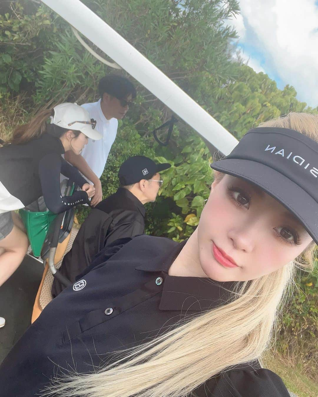 mirayさんのインスタグラム写真 - (mirayInstagram)「宮古島2日目は 初オーシャンリンクス⛳️  レストランからの景色が最高🌊✨ コース中はそんなに沖縄感はなかったけど 孔雀が沢山出て来てくれて 可愛すぎた🦚💖  なおちゃんと初ゴルフだったんだけど 安定感あってピューんって飛ぶし 上手だったわ〜🥹🫶💕 いいないいなぁーーー💗  私は安定の…伸び上がるし回せてないし パターが全然ダメ🥲  初心者に優しいオマケがありつつ、、w 127😂 この日は初めてボールが無くならなかった😆🫶 (そこまで飛ばないって理由もあるw)  スコアは置いといて  夫婦でOBSIDIANコーデ🤍🖤 @obsidian_jp  この感じのソックスのレディースが無かったからメンズにしたけど可愛かった😍  スカートはこの間のハワイで爆買いした alo🖤 @alo  なんかこのスカート脚長く見える😂 助かりまーす🙏  次の日はエメラルドコースト🏝️⛳️  #宮古島　#宮古島旅行  #宮古島ゴルフ #オーシャンリンクス宮古島  #ゴルフ　#ゴルフ初心者  #ゴルフ歴1年5ヶ月 #ゴルフの記録 #miyakoisland #golf」11月29日 13時07分 - miray0705